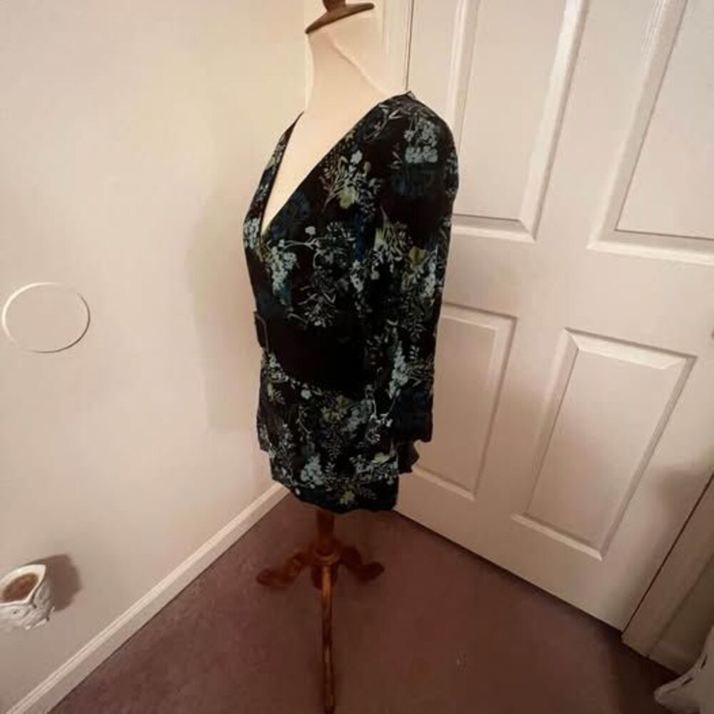Blouse XL Style & Co. Black Floral V Neck Belt pit-pit=20” length=27” C3023 - Picture 3 of 6